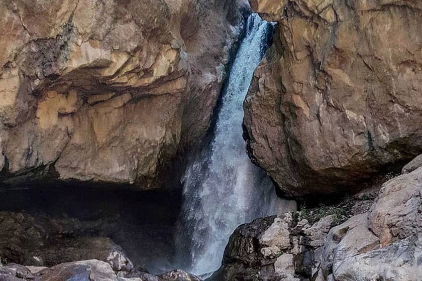 آبشار کرکبود طالقان؛ پیوند زیبای آب و سنگ
